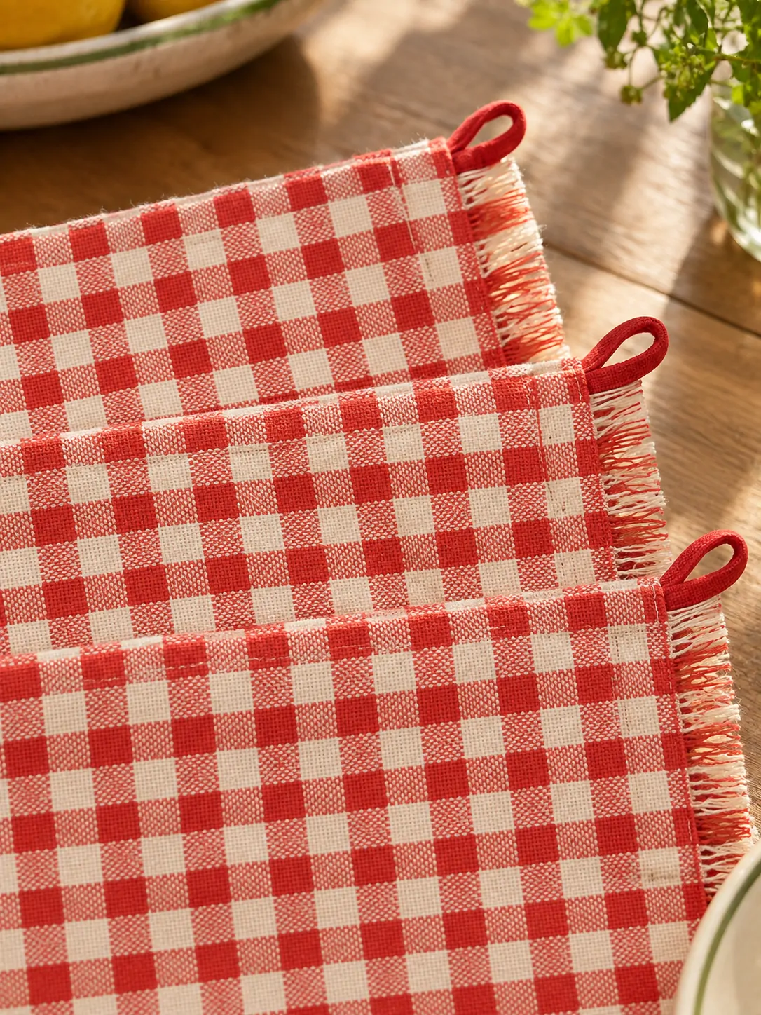 Gingham Placemats, Set of 4 close up: edge finish and red corner loop