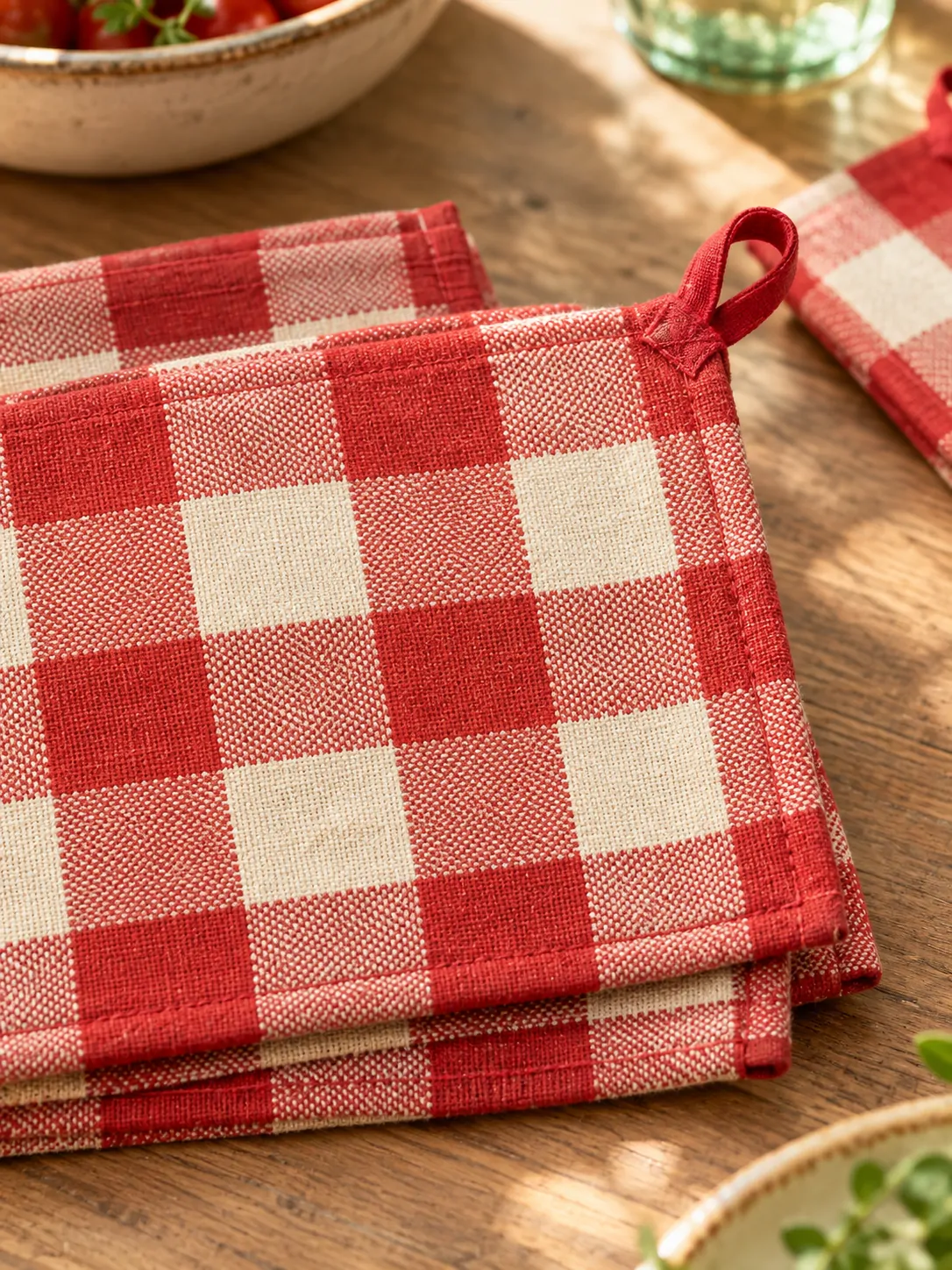 Picnic Check Napkins, Set of 8 close up: edge finish and red corner loop