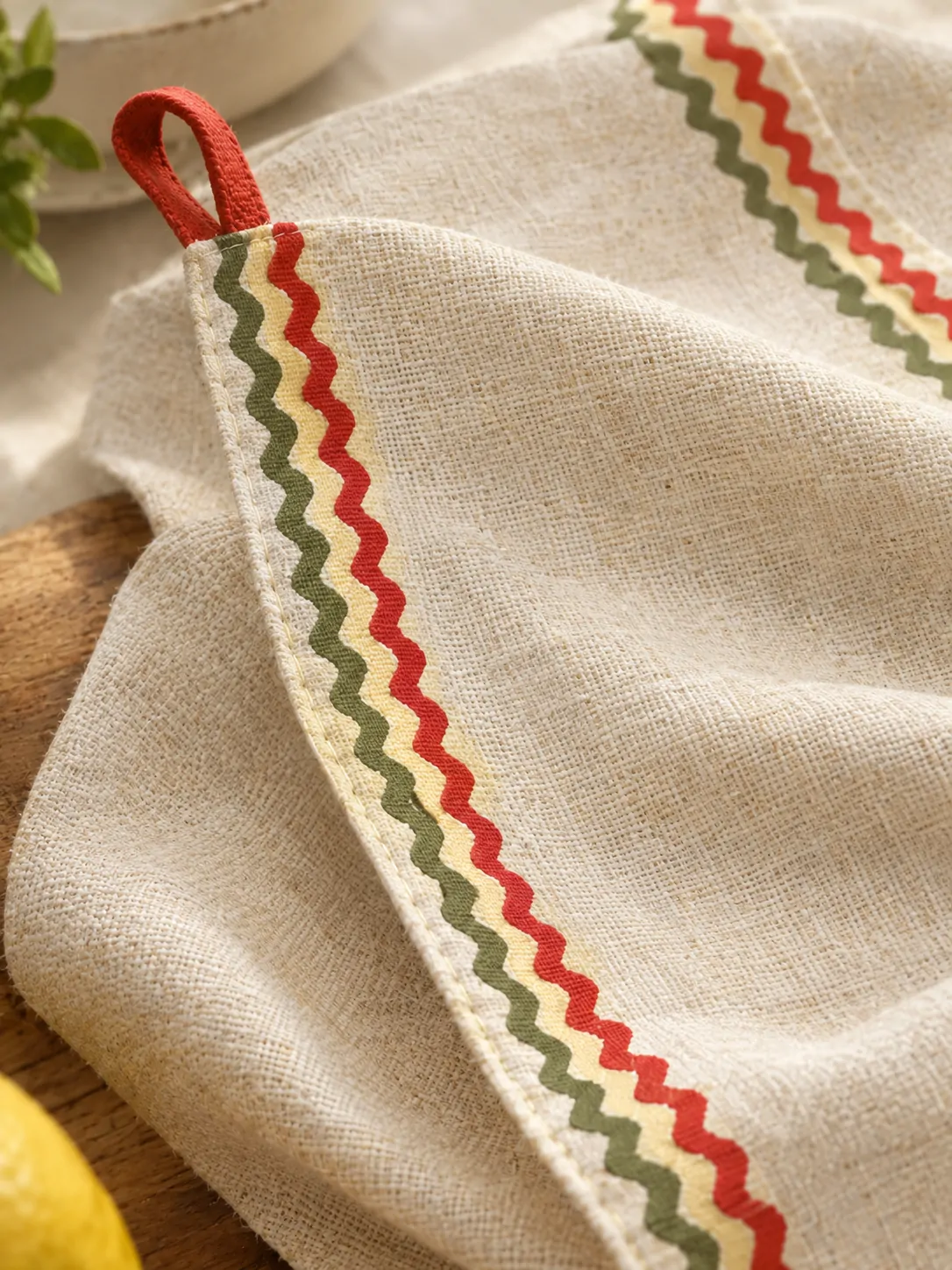Ric Rac Table Runner close up: edge finish and red corner loop