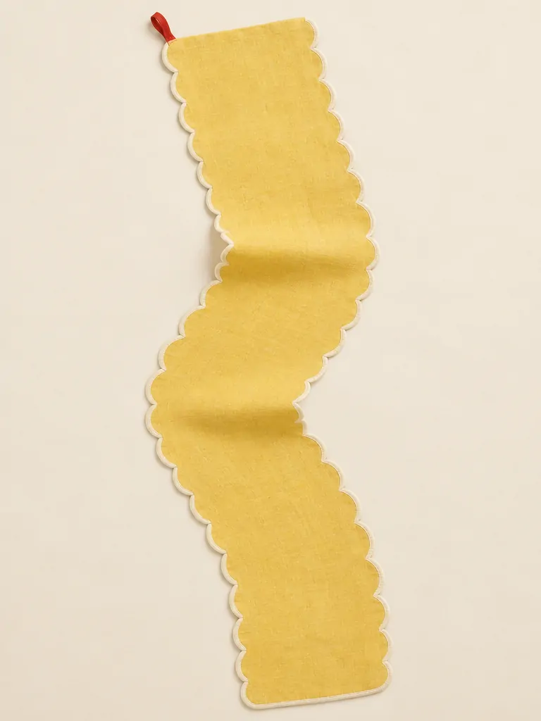 Scallop Edge Table Runner laid flat, showing every piece in the set