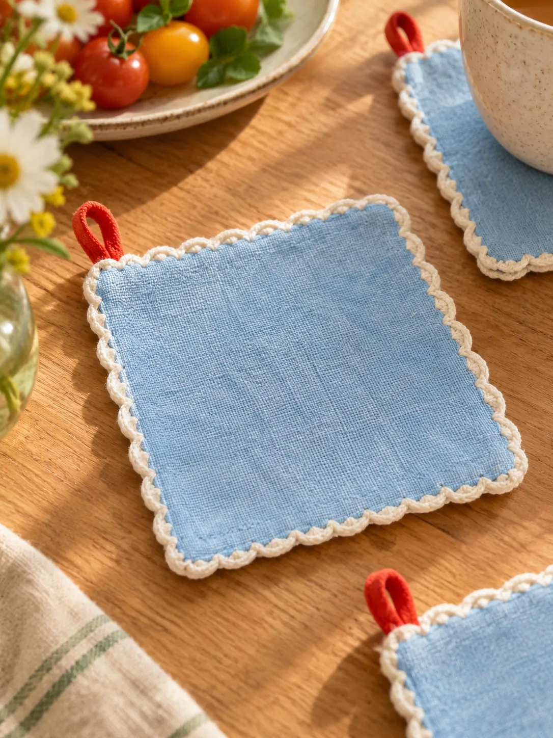 Scallop Napkins, Set of 4 close up: edge finish and red corner loop